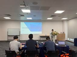 会议室里的人们

描述已自动生成